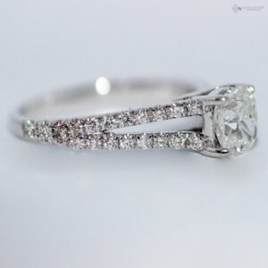 http://johnguiath.com/wp-content/uploads/2021/07/Bague-diamant-ZOE-or-blanc.-300x300.jpg