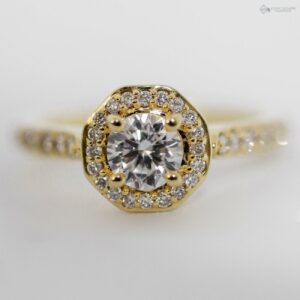 https://johnguiath.com/wp-content/uploads/2021/07/Bague-de-fiancaille-diamant-ROCHE-or-jaune.-300x300.jpg